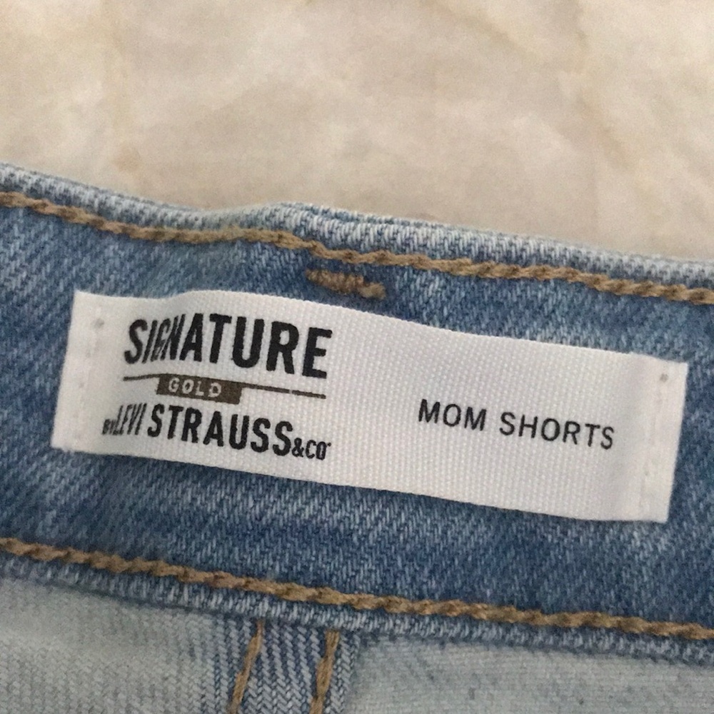 Levi’s Mom Short Stretchy Size 28